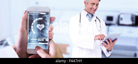 Immagine composita della mano che tiene lo smartphone Foto Stock