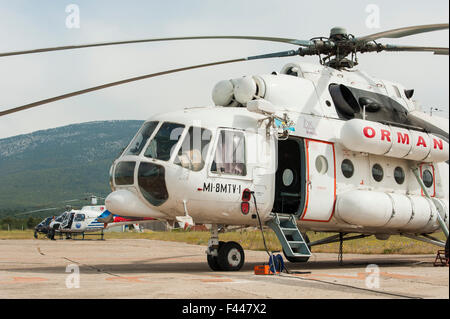 Mil Mi-8 elicottero usato per estinzione dell'antenna in Turchia Foto Stock