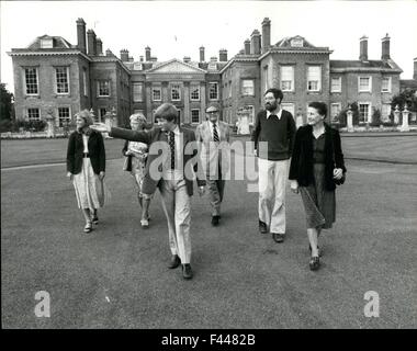 Gen 09, 1962 - Lady Diana Spencer's Family Home : Lady Diana Spencer, recentemente impegnato per il Principe Carlo, è ben abituati a un ambiente opulento. La sua famiglia possiede un imponente dimora signorile, Althorpe House nel Northamptonshire, che è stata la famiglia della casa per generazioni. La casa dispone di una famosa collezione di oltre 600 dipinti, tra cui molte di grande valore. La foto mostra il visconte Althorpe, Lady Diana del fratello minore, agisce come una guida non retribuito durante le sue vacanze e mostra ai visitatori intorno alla casa di famiglia. La casa e i giardini sono aperti al pubblico durante i fine settimana. (Credito Immagine: © Keystone P Foto Stock