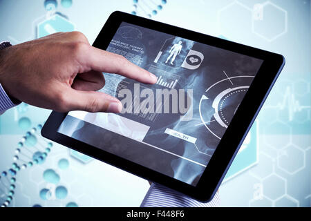 Immagine composita dell'uomo utilizzando tablet pc Foto Stock