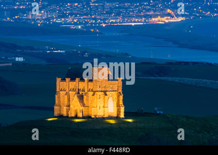 Santa Caterina, Cappella Abbotsbury, Dorset, Regno Unito. 14 Ottobre 2015 - Santa Caterina la cappella a Abbotsbury, Dorset, Regno Unito è illuminata al crepuscolo come parte dell'incantata giardini illuminati a Abbotsbury Sub-Tropical giardini. La popolare manifestazione annuale va dal mercoledì 14 ottobre a domenica 1 novembre 2015. Immagine: Graham Hunt/Alamy Live News Foto Stock