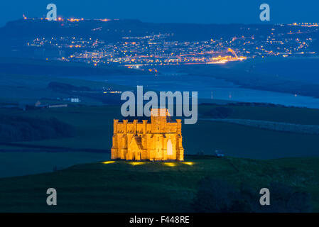 Santa Caterina, Cappella Abbotsbury, Dorset, Regno Unito. 14 Ottobre 2015 - Santa Caterina la cappella a Abbotsbury, Dorset, Regno Unito è illuminata al crepuscolo come parte dell'incantata giardini illuminati a Abbotsbury Sub-Tropical giardini. La popolare manifestazione annuale va dal mercoledì 14 ottobre a domenica 1 novembre 2015. Immagine: Graham Hunt/Alamy Live News Foto Stock