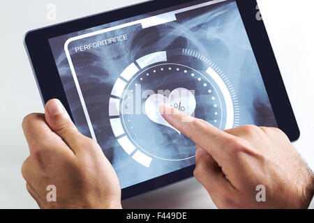 Immagine composita dell'uomo utilizzando tablet pc Foto Stock