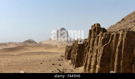 Vista della Piramide di Meidum dalla facciata di nicchia di mastaba 16, Fayoum, Valle del Nilo, Egitto Foto Stock