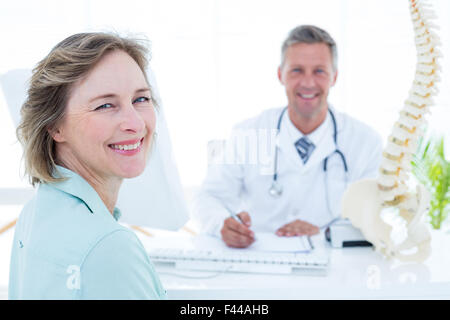 Il paziente e il medico sorridente in telecamera Foto Stock