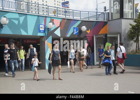 Persone uscire dalla stazione ferroviaria centrale di Varsavia, Polonia durante le vacanze estive mesi. Foto Stock