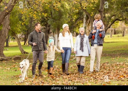 Famiglia estesa in posa con vestiti caldi Foto Stock