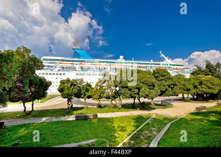 Cruiser nave sul dock. vista parco Foto Stock