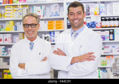 Team di farmacisti sorridente in telecamera Foto Stock