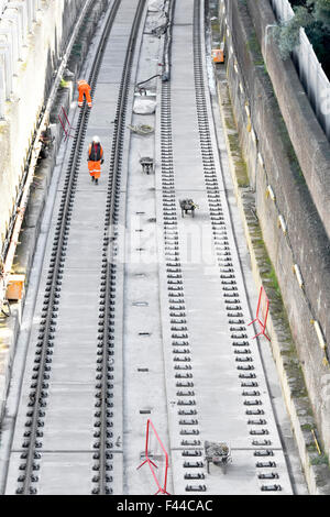 Crossrail nuovi binari del treno essendo prevista in profondità di taglio sul Canary Wharf a Abbey Wood filiale denominata linea di Elizabeth Londra Inghilterra REGNO UNITO Foto Stock