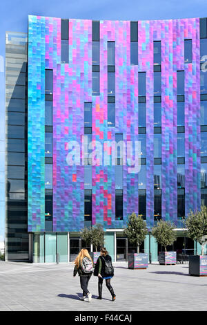 Hotel architettura moderna colorata dei pannelli di rivestimento sulla facciata del aloft hotel W edificio adiacente al London Excel exhibition complex England Regno Unito Foto Stock