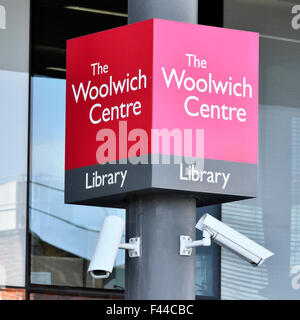 Londra Sud Inghilterra segno del Regno Unito al di fuori del centro di Woolwich ingresso e biblioteca pubblica completo di telecamere CCTV Foto Stock