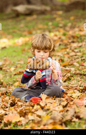 Happy little boy nel parco Foto Stock