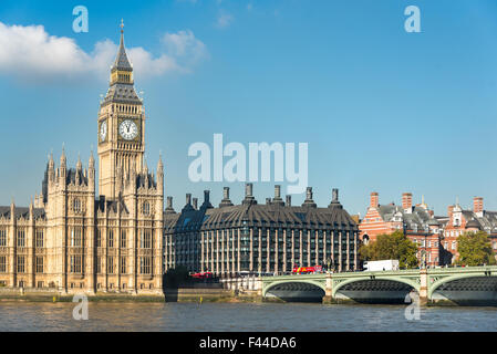 Elizabeth torre, le Case del Parlamento, Westminster Bridge e Portcullis House. Quest'ultimo edificio è adibito ad uffici per MPs Foto Stock