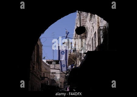 Bandiere israeliane impiccate da una casa i coloni ebrei hanno preso il controllo in via al wad che gli israeliani chiamano Haggai nel quartiere musulmano, città vecchia di Gerusalemme Israele Foto Stock