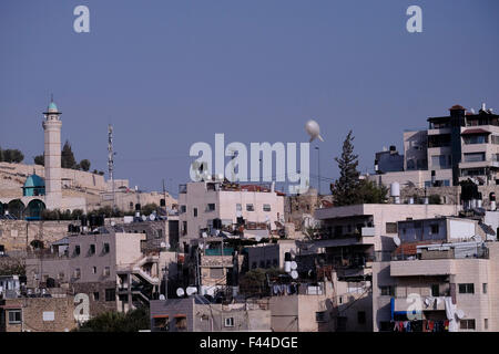 Un israeliano la vigilanza della polizia palloncino è visto volare oltre Ras al-Amud un quartiere palestinese si trova a sud-est della città vecchia di Gerusalemme Est, Israele Foto Stock