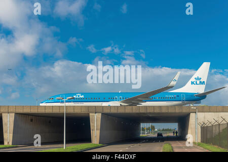 AMSTERDAM - Agosto 28, 2015: KLM aereo sul suo modo di pista. Ci sono 163 destinazioni servite da KLM, molti si trovano Foto Stock