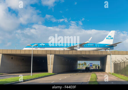 AMSTERDAM - Agosto 28, 2015: KLM aereo sul suo modo di pista. Ci sono 163 destinazioni servite da KLM, molti si trovano Foto Stock