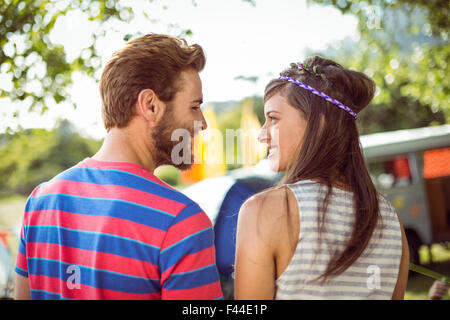 Hipster Coppia sorridente ad ogni altro Foto Stock