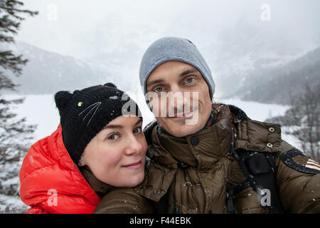 Adulto Giovane in montagna Foto Stock