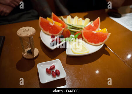 Miracolo frutta con ore di vetro e agrumi visto dal di sopra Foto Stock