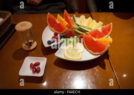 Miracolo frutta con ore di vetro e agrumi visto dal di sopra Foto Stock