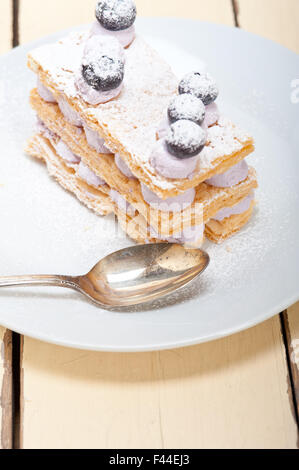 Napoleone torta ai mirtilli dessert Foto Stock