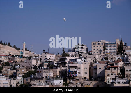 Un israeliano la vigilanza della polizia palloncino è visto volare oltre Ras al-Amud un quartiere palestinese si trova a sud-est della città vecchia di Gerusalemme Est, Israele Foto Stock