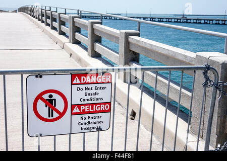 Florida Keys, autostrada Route 1 Overseas Highway, Bahia Honda state Park, Key, Old Bridge, barricata, cartello, avvertenza, pericolo, non entrare insicuro, FL150510025 Foto Stock