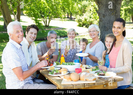 La famiglia felice avente picnic nel parco Foto Stock