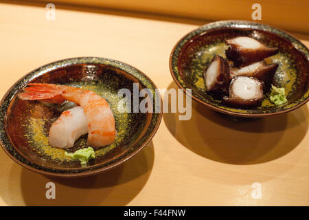 Ebi gamberetti sashimi wasabi e tako polpo sushi Foto Stock