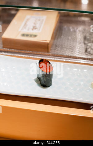 Unico salmone ikura roe uova sushi Foto Stock