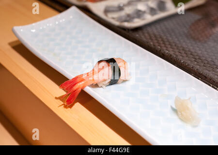 Ebi sushi di gamberi sulla luce lungo la piastra di colore blu con lo zenzero Foto Stock
