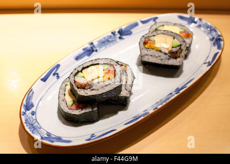 Futomaki sushi rotoli sulla piastra Foto Stock