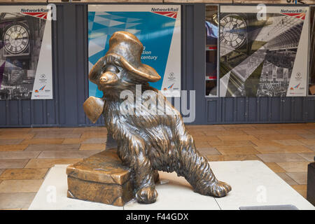 Statua di Paddington recare presso la stazione ferroviaria di Paddington, Londra England Regno Unito Regno Unito Foto Stock