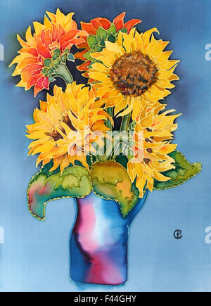 Fotografia di pittura su seta di una caraffa di giallo dei girasoli contro sfondo blu utilizzando vapore tinture fissate da Paula Chapman. Foto Stock