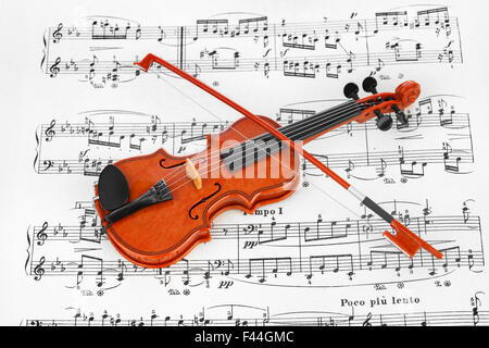 Toy violino e foglio di musica Foto Stock