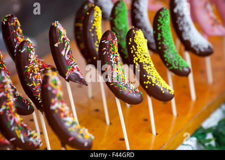 Ricoperta di cioccolato banane su un bastone cospargere Foto Stock