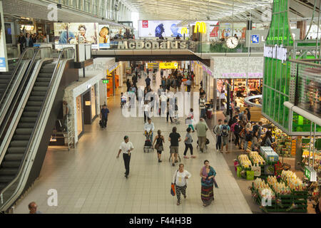 I viaggiatori all'interno di Schiphol International Airport in Amsterdam, Paesi Bassi Foto Stock