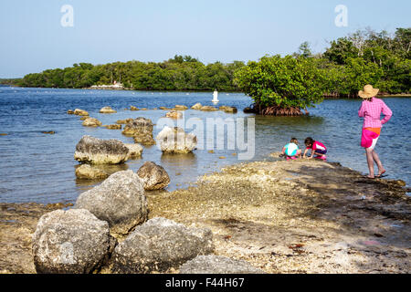 Florida Keys, autostrada Route 1 Overseas Highway, Key Largo, John Pennekamp Coral Reef state Park, Largo Sound, ragazzo, ragazza ragazze, più giovane, femmina bambini Foto Stock