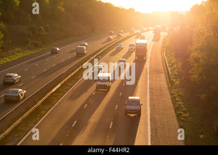 M42 Autostrada vicino Alvechurch, UK. 14 ottobre, 2015. Impegnative condizioni di luce sull'autostrada M42 vicino Alvechurch per West bound Rush Hour driver come l'impostazione sole autunnale riguarda la visibilità. Credito: Paolo weston/Alamy Live News Foto Stock