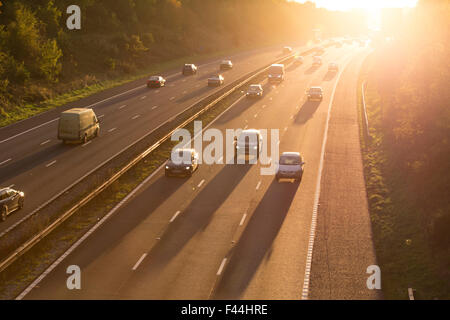 M42 Autostrada vicino Alvechurch, UK. 14 ottobre, 2015. Impegnative condizioni di luce sull'autostrada M42 vicino Alvechurch per West bound Rush Hour driver come l'impostazione sole autunnale riguarda la visibilità. Credito: Paolo weston/Alamy Live News Foto Stock