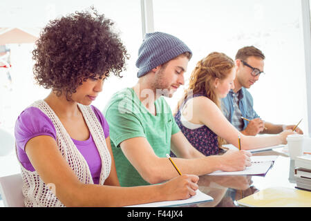 Gli studenti di moda la scrittura su blocco note Foto Stock