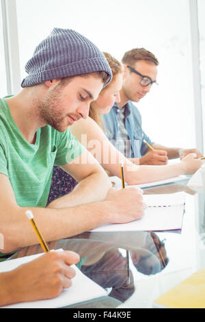 Gli studenti di moda la scrittura su blocco note Foto Stock