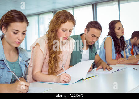 Moda agli studenti di prendere appunti in classe Foto Stock