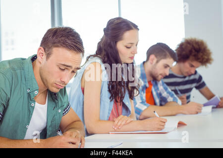 Moda agli studenti di prendere appunti in classe Foto Stock