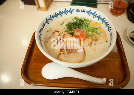 Ciotola di fukuoka tonkotsu ramen con cucchiaio chashu Foto Stock