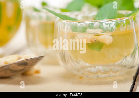 Tradizionale araba alla menta e pinoli tea Foto Stock