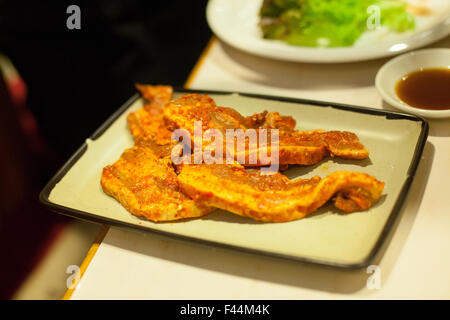 Spicy Korean barbecue di carne su piastra Foto Stock