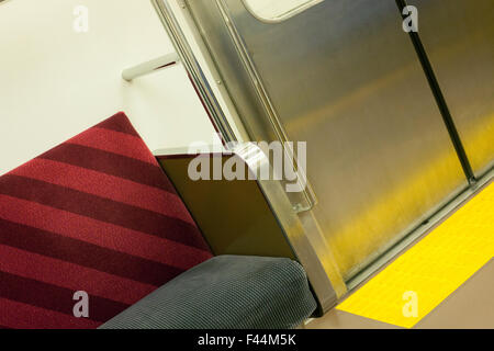 Red Stripe design grigio e sedile unico sul treno Foto Stock